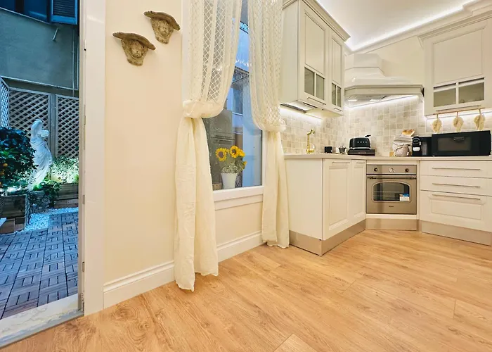 Trevi Fountain Elegant Apartment